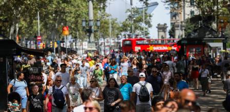 Foto Marti Gelabert 18/07/2024 Turistas en el centro de Barcelona, en el paseo de Las Ramblas