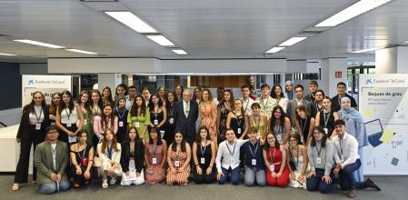 Isidro Fainé con los ganadores de las becas de este año
