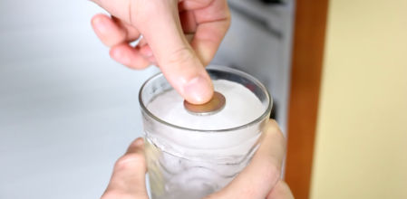 Pone la moneda en el vaso congelado.