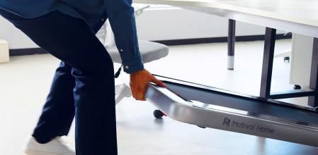 Se puede guardar fácilmente bajo una mesa para que no ocupe lugar