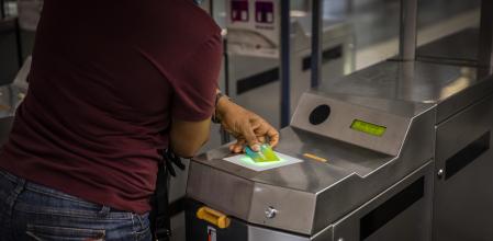 23 - 05 - 2022 / Barcelona / Usuarios accediendo al transporte público con T-Mobilitat / Foto: Llibert Teixidó