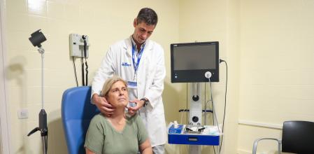 El doctor Virós examina a Susana Zapico, sin cicatrices, once días después de la intervención