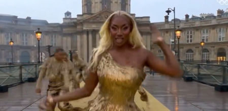 Aya Nakamura brilla en la inauguración de los juegos con un vestido de plumas de oro