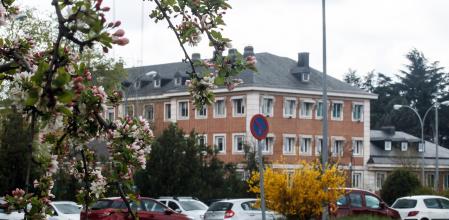 24 / 03 / 2017 El Palacio de la Monclo es una histórica casa palaciega situada en el noroeste de Madrid, en el distrito de Moncloa-Aravaca. Fue construida en el siglo XVII, pero ha sufrido numerosas reformas. Desde 1977 acoge la sede de la Presidencia del Gobierno de España y es la residencia oficial del Presidente del Gobierno español y su familia. El Palacio está dentro de un complejo de edificios destinados a las labores administrativas y gubernamentales.