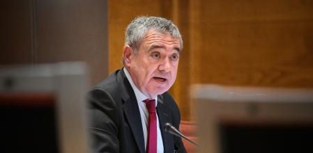 El abogado, coordinador de Casación y Recursos Especiales de Cuatrecasas, José María Macías Castaño, comparece en calidad de candidato a magistrado del Tribunal Constitucional en la Comisión de Nombramientos del Senado, a 16 de julio de 2024, en Madrid (España). El Senado designa hoy a un magistrado del Tribunal Constitucional, en cumplimiento de lo dispuesto en los artículos 15 y 23.2 de la Ley Orgánica 2/1979, de 3 de octubre, del Tribunal Constitucional, a propuesta del Senado (Núm. expte. 725/000001). Los juristas pactados por PP y PSOE para renovar el Consejo General del Poder Judicial (CGPJ) que debe nombrar el Senado han explicado durante su comparecencia su carrera profesional y han pedido la idoneidad al Parlamento.