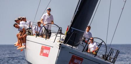 El Rey a los mandos del Aifos, hoy en los entrenamientos para la 42º Copa del Rey MAPFRE