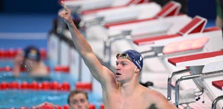 Léon Marchand celebra su victoria en los 400 metros estilos, este domingo en París