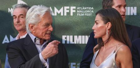 PALMA DE MALLORCA, 28/07/2024.- La reina Letizia saluda al actor estadounidense Michael Douglas (i), a su llegada a la gala de clausura del Atlántida Mallorca Filma Fest celebrada este domingo en la capital balear. EFE/Ballesteros