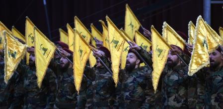Beirut (Lebanon), 04/07/2024.- Hezbollah militants take the oath during the funeral of late Hezbollah commander Mohammad Naameh Nasser in Beirut, Lebanon, 04 July 2024. Hezbollah commander Mohammad Naameh was killed following an Israeli airstrike which hit his car on 03 July in the southern coastal town of Tyre, according to the Lebanese armed group on the same day. (Líbano, Hizbulá/Hezbolá) EFE/EPA/WAEL HAMZEH