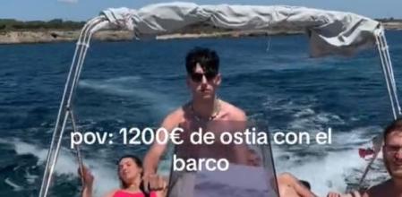 El grupo de amigos en el barco alquilado