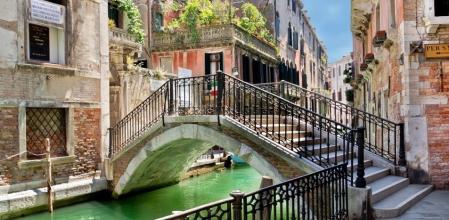 Puente sobre un canal en Venecia