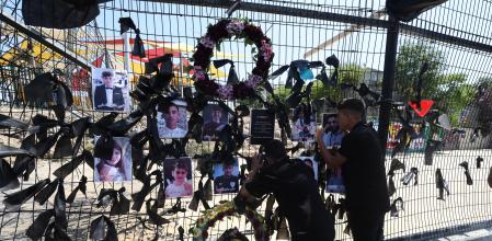 Majdal Shams (-), 29/07/2024.- Family member and relatives visiting the scene of the missile attack where twelve youths aged between ten to fifteen years of age were killed by a rocket attack from Lebanon, during the visit of the Israeli Prime Minister Benjamin Netanyahu to the scene in the village of Majdal Shams in the annexed Golan Heights, 29 July 2024. Approximately 30 projectiles were identified as crossing from Lebanon, the IDF said. (Protestas, Líbano) EFE/EPA/ATEF SAFADI
