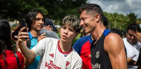 Robert Lewandowski en Orlando firmando autógrafos