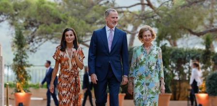 PALMA DE MALLORCA, 29/07/2024.- Los reyes Felipe y Letizia (i) y la reina Sofía (d) durante la recepción con representantes de la sociedad balear que se celebra este lunes en el Palacio de Marivent, en Palma de Mallorca. EFE/Ballesteros