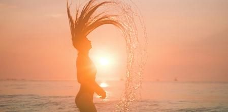 El agua del mar contiene minerales positivos para la salud del pelo.