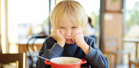 Se puede mantener a los niños entretenidos en un restaurante sin tecnología