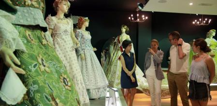 La concejal de Cultura de Amposta, Inés Martí; la dire4ctor de la candidatura de la Unesco, Carme Polo; el alcalde de Mollerussa, Marc Solsona y la concejal de Cultura, Raquel Pueyo, en el Museu de Vestits de Paper de Mollerussa.