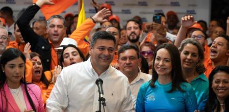 Freddy Superlano, con Maria Corina Machado tras retirar su candidatura a la presidencia para apoyar a la principal opositora, el 13 de octubre del 2023 (Federico Parra / AFP)