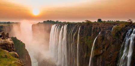 Amanecer en las Cataratas Victoria, en Zimbabue
