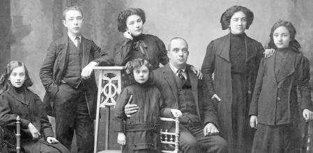 Una familia de Ourense, los Parada, vestida de luto el día del fallecimiento de la madre del clan, 1911.