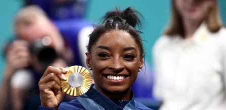 Simone Biles con su medalla de oro en los Juegos Olímpicos de París 2024