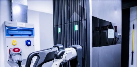 foto XAVIER CERVERA 23/06/2021 cargador para coches electricos (cero emisiones) WALLBOX (eficaz medioambientalmente con el planeta) Supernova Velocidad, potencia y eficiencia Presentamos Supernova, nuestro revolucionario cargador público rápido. Al reunir una combinación de la tecnología pionera de Quasar, el diseño centrado en el usuario y un sistema modular innovador, Supernova es la próxima generación de cargadores públicos. Al ofrecer la mejor experiencia de carga en el segmento por hasta la mitad del costo total de propiedad, Supernova se creó para satisfacer tanto a las unidades de vehículos eléctricos como a los operadores de puntos de carga. Supernova Un cargador público rápido diseñado para cambiar el paradigma de la carga pública, tanto para los usuarios como para los operadores de puntos de carga. Su diseño fácil de usar proporciona la mejor experiencia de carga, mientras carga hasta 65kW. Su sistema modular ofrece un cargador más confiable y más fácil de instalar y mantener, lo que proporciona importantes ahorros de costos para los operadores.