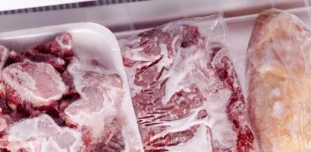 Dejar la comida descongelar en la encimera a temperatura ambiente entraña riesgos.