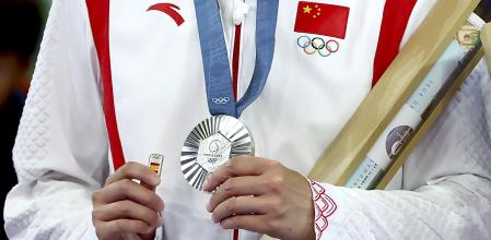 Paris (France), 05/08/2024.- Silver medalist He Bing Jiao of China hold en Spanish pin during the medal ceremony for the Womein Singles of the Badminton competitions in the Paris 2024 Olympic Games, at the La Chapelle Arena in Paris, France, 05 Augusto 2024. (Francia) EFE/EPA/DIVYAKANT SOLANKI