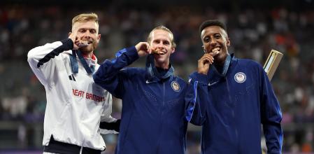 Cole Hocker con la medalla de oro 