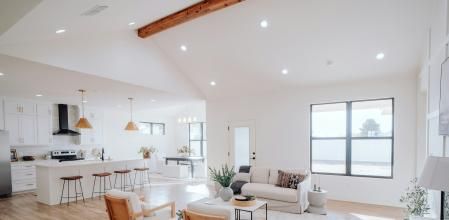 El salón es uno de los espacios clave par mantener la casa ordenada.