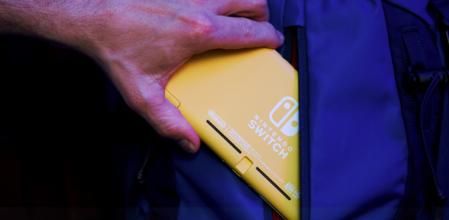 Al ser portátil podrás llevarla contigo a todas parte para entretener tus tiempos muertos