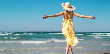Mujer con un vestido color amarillo mantequilla.