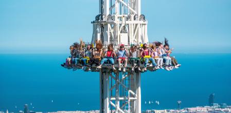 Descubre Merlí, la nueva atracción de caída libre del Tibidabo. La atracción se eleva a 52 metros de altura sobre Barcelona y permite disfrutar de una experiencia 360 inolvidable