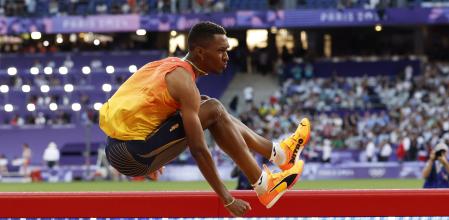 Jordan Díaz, en pleno vuelo hacia el oro olímpico, este viernes en Saint-Denis