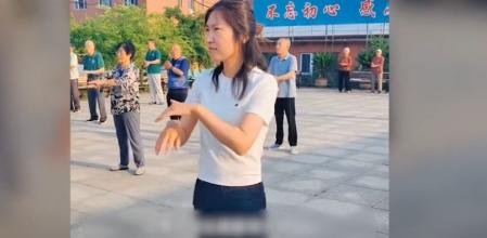 La protagonista haciendo actividades en la residencia