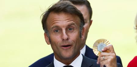 Macron, con una medalla de oro en una recepción en el Elíseo el pasado lunes con entidades y personas que contribuyeron a los Juegos