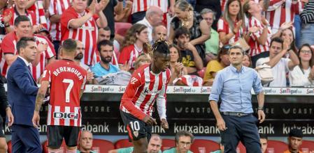 BILBAO, 15/08/2024.- El delantero del Athletic Club de Bilbao Nico Williams (c)entra al terreno de juego durante el partido de Liga en Primera División ante el Athletic Club que disputan este jueves en el estadio de San Mamés, en Bilbao. EFE/Javier Zorrilla