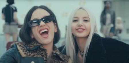 Rosalía y Lisa en una imagen del videoclip