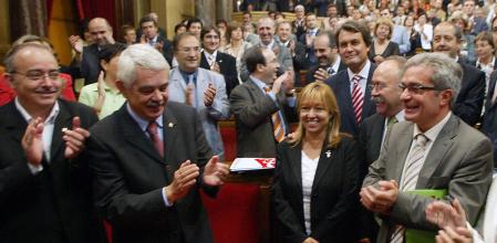 PARLAMENTARIOS CATALANES CELEBRAN EL RESULTADO POSITIVO DE LA VOTACION PARA LA APROBACION DEL PROYECTO DE ESTATUT DE CATALUNYA, QUE SERA PRESENTADO EN EL CONGRESO DE LOS DIPUTADOS ESPAÑOL, PARA SU ESTUDIO Y APROBACION.
