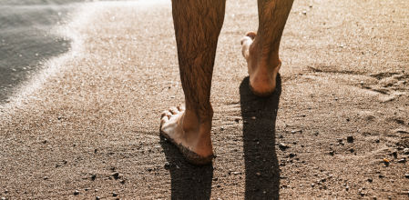 Los riesgos de andar descalzo por la arena de la playa
