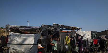 Deir Al Balah (---), 18/08/2024.- Internally displaced Palestinians outside their family shelters along Salah Al-Din street following an evacuation order issued by the Israeli army, in the east of Deir Al Balah, central Gaza Strip, 18 August 2024. The mayor of Deir Al-Balah announced that the city now houses one million displaced people in more than 200 camps. More than 40,000 Palestinians and over 1,400 Israelis have been killed, according to the Palestinian Health Ministry and the Israel Defense Forces (IDF), since Hamas militants launched an attack against Israel from the Gaza Strip on 07 October 2023, and the Israeli operations in Gaza and the West Bank which followed it. EFE/EPA/MOHAMMED SABER