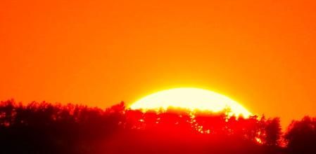 Vista de un paisaje anaranjado por el sol.