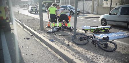 Sanitarios atendieron al ciclista herido, que fue trasladado al hospital.