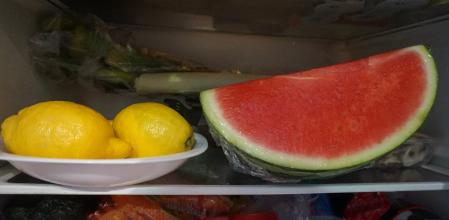 Una vez cortada, la sandía debe envolverse en film y conservarse en la nevera.