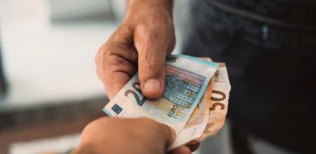 Un 37% de los padres mayores de 60 años ha ayudado a sus hijos a hacer frente a sus gastos, en el último año