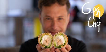 Bocadillo de pavo marinado y espárragos en conserva