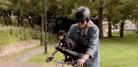 El proceso de instalación es rápido y en pocos minutos, ambos están listos para recorrer las calles juntos