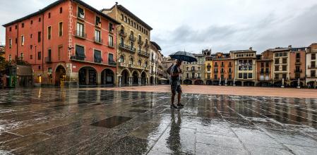 Plaza de Vic bajo lluvia.
