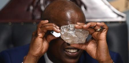 El ex presidente de Botsuana, Mokgweetsi Masisi, muestra ante la prensa un enorm diamante descubierto en la mina de Karowe, en agosto de 2024.&nbsp; &nbsp;