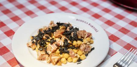 Imágenes del espacio interior de la Bodega Bartolí y de dos platos de su carta. Barcelona, 17 de Enero de 2023